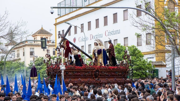 El Cristo de la Misión recorre los primeros metros de su itinerario por el barrio de Heliópolis