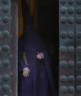 Imagen secundaria 2 - Las cofradías del Cristo de la Corona y de Pasión y Muerte pusieron el contrapunto a la emoción desbordada que se vivió desde primera hora de la tarde en los barrios de la ciudad