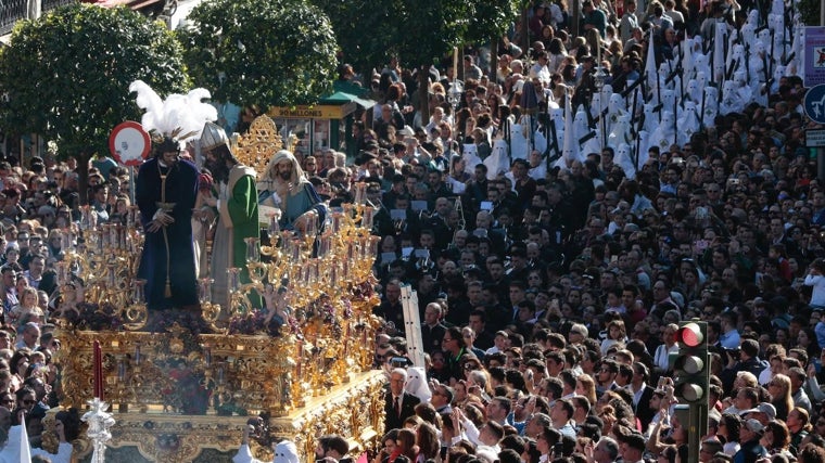 El misterio de San Gonzalo por la calle San Jacinto en Triana