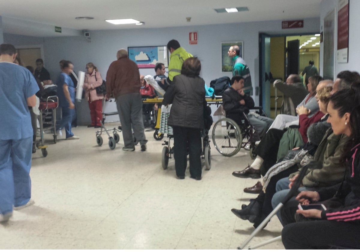 Pacientes esperan consulta en un hospital sevillano