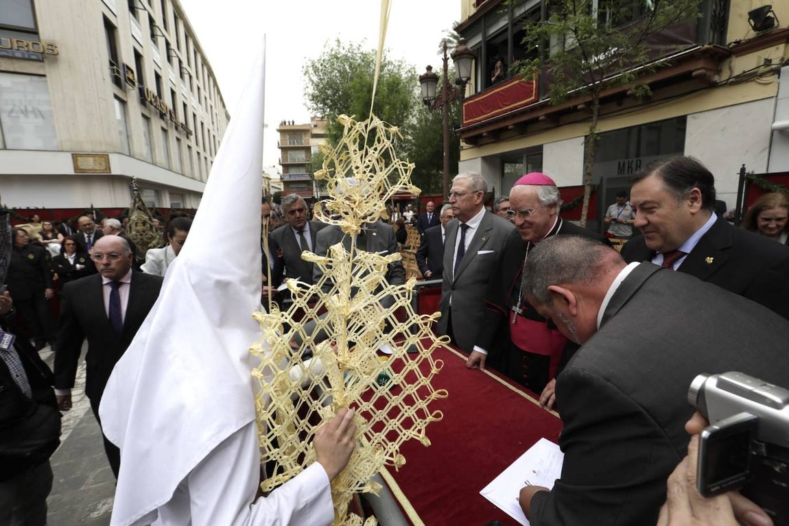 La Borriquita realiza su estación de penitencia este Domingo de Ramos a paso acelerado debido a los partes meteorológicos