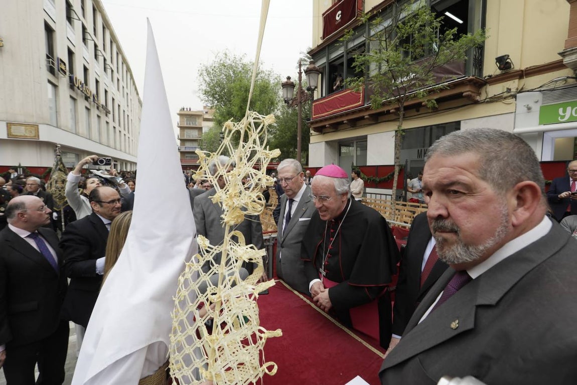 La Borriquita realiza su estación de penitencia este Domingo de Ramos a paso acelerado debido a los partes meteorológicos