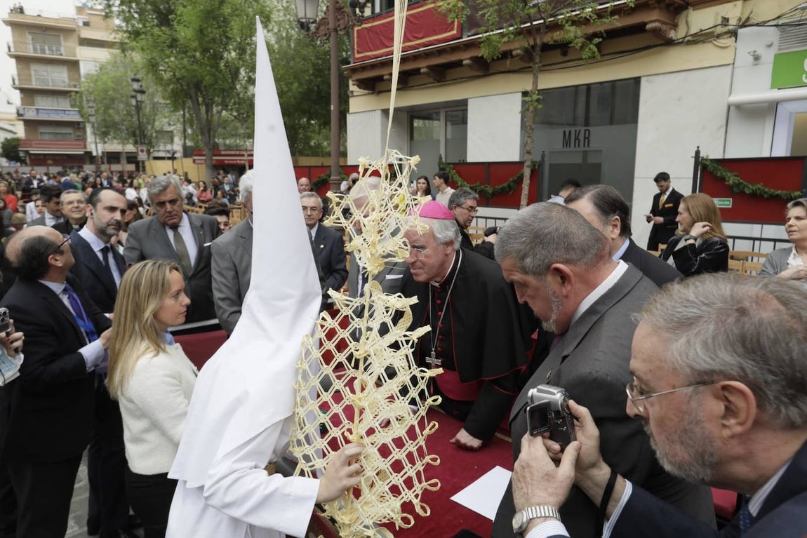 La Borriquita realiza su estación de penitencia este Domingo de Ramos a paso acelerado debido a los partes meteorológicos
