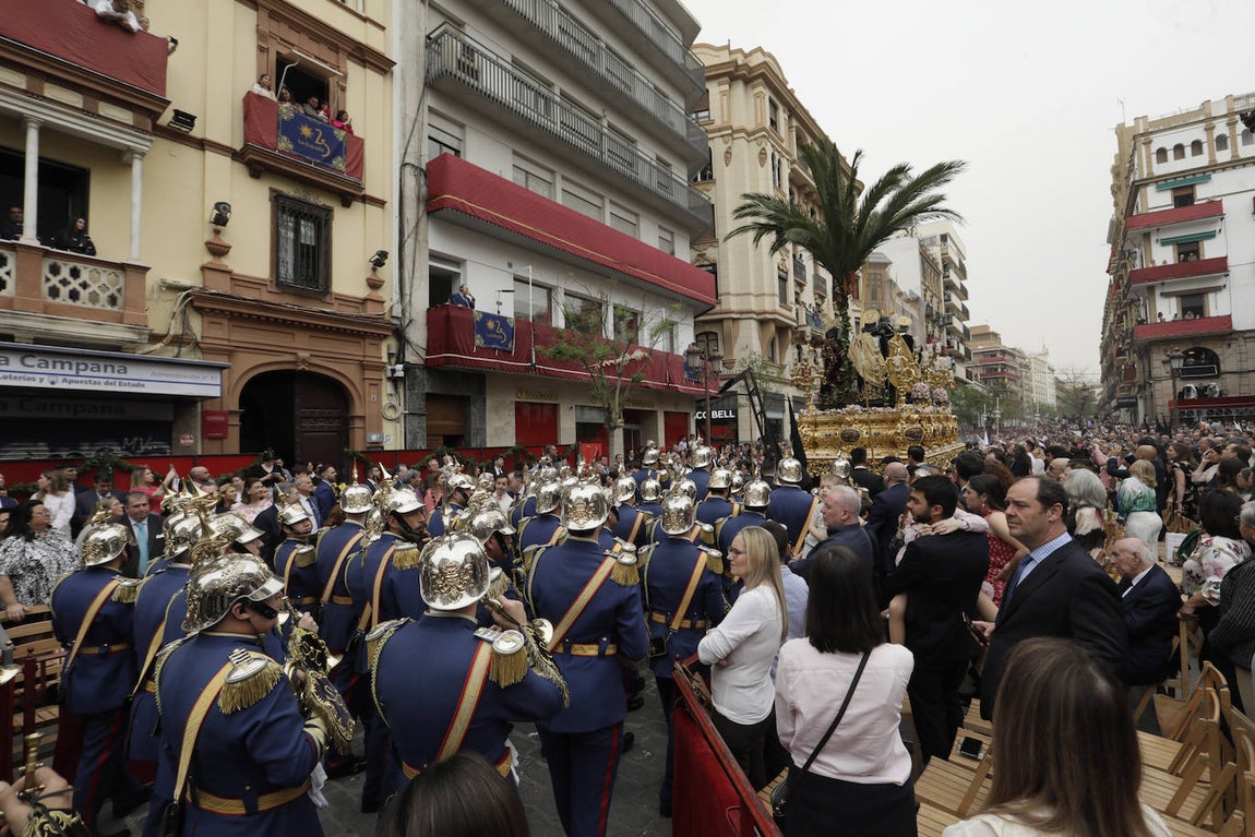 La Borriquita realiza su estación de penitencia este Domingo de Ramos a paso acelerado debido a los partes meteorológicos