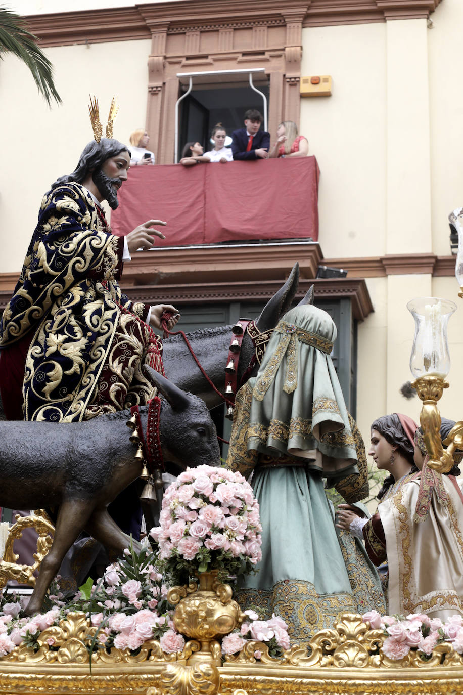 La Borriquita realiza su estación de penitencia este Domingo de Ramos a paso acelerado debido a los partes meteorológicos