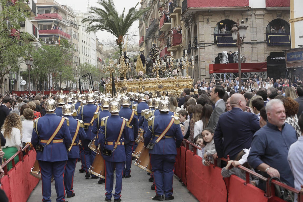 La Borriquita realiza su estación de penitencia este Domingo de Ramos a paso acelerado debido a los partes meteorológicos