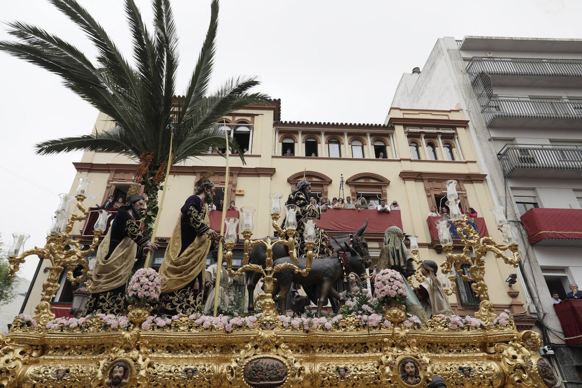 La Borriquita realiza su estación de penitencia este Domingo de Ramos a paso acelerado debido a los partes meteorológicos