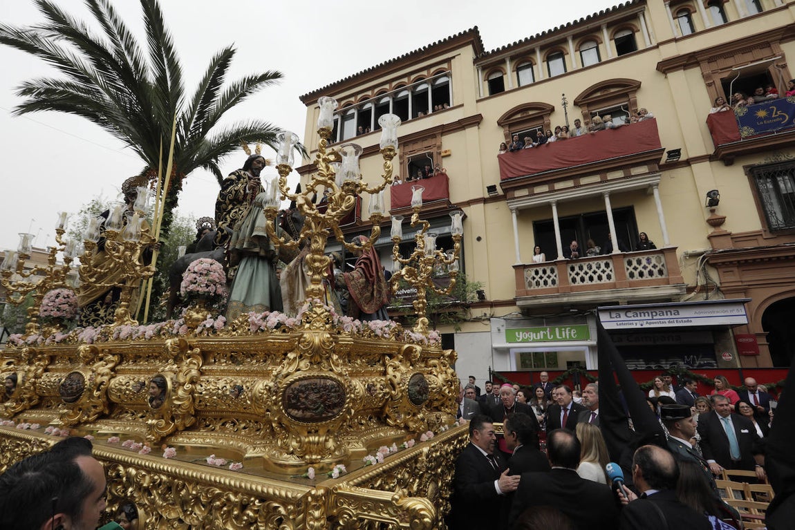 La Borriquita realiza su estación de penitencia este Domingo de Ramos a paso acelerado debido a los partes meteorológicos