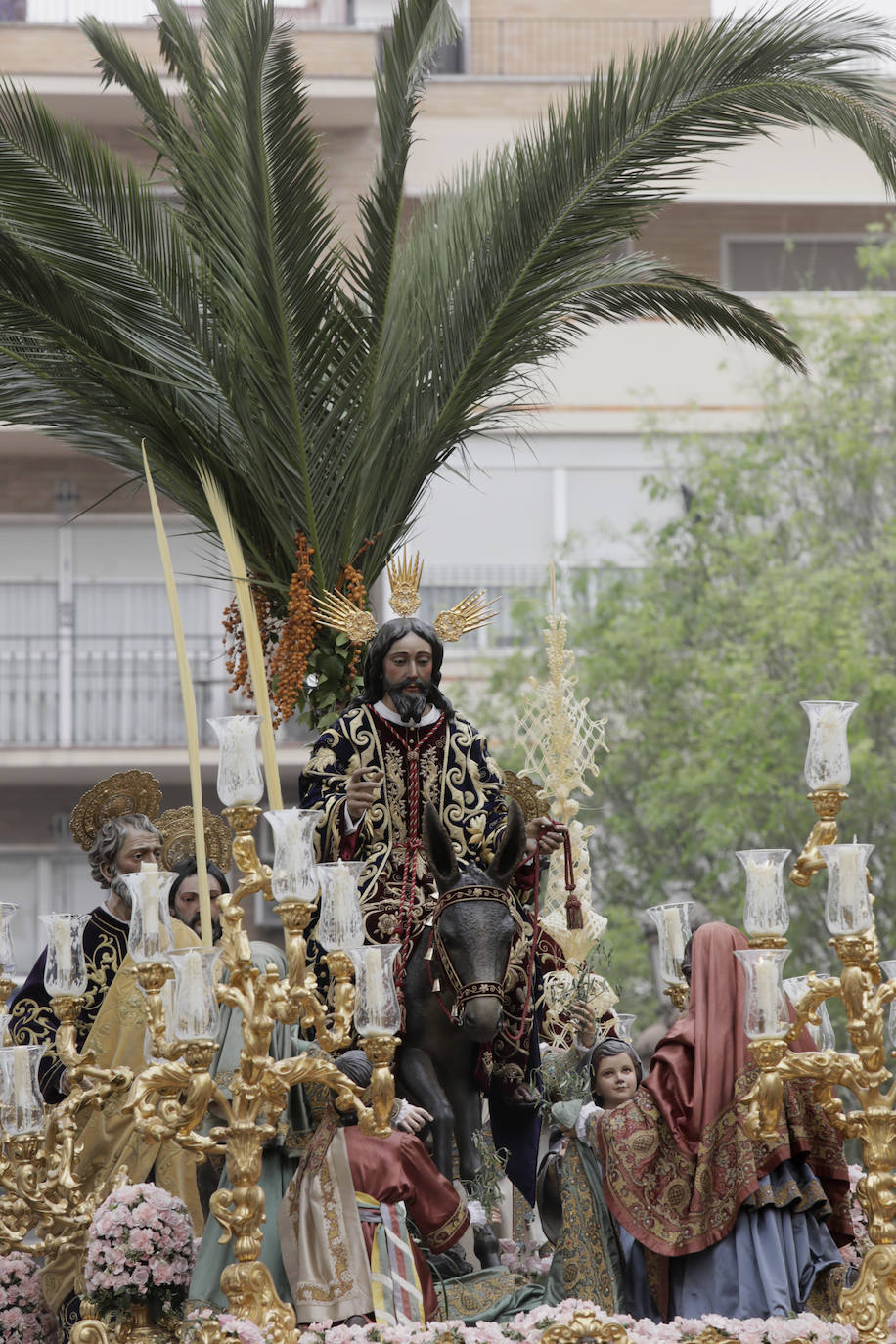 La Borriquita realiza su estación de penitencia este Domingo de Ramos a paso acelerado debido a los partes meteorológicos