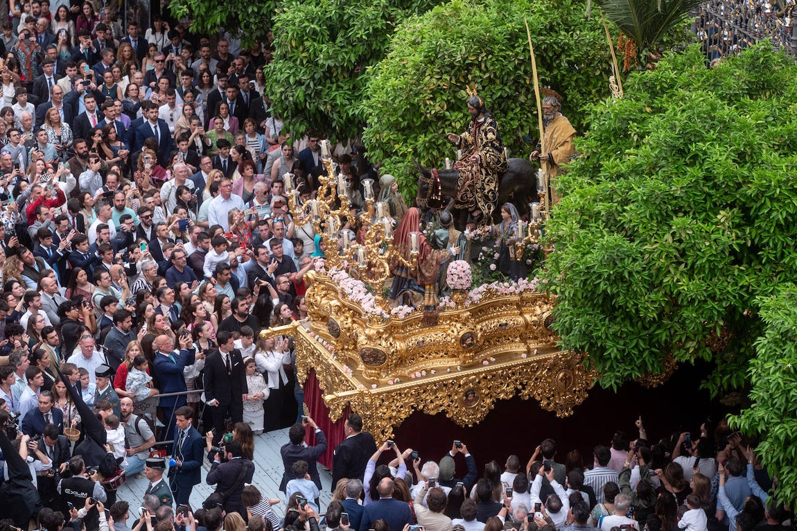 La Borriquita realiza su estación de penitencia este Domingo de Ramos a paso acelerado debido a los partes meteorológicos