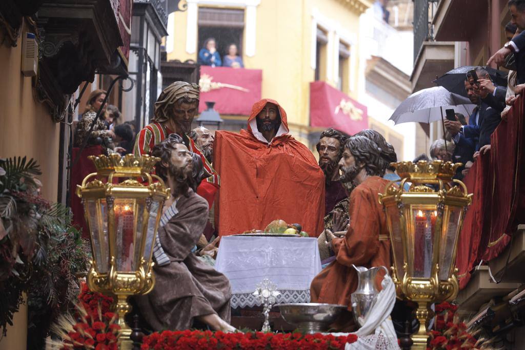 El Señor de la Humildad y Paciencia protegido de la lluvia con un capote