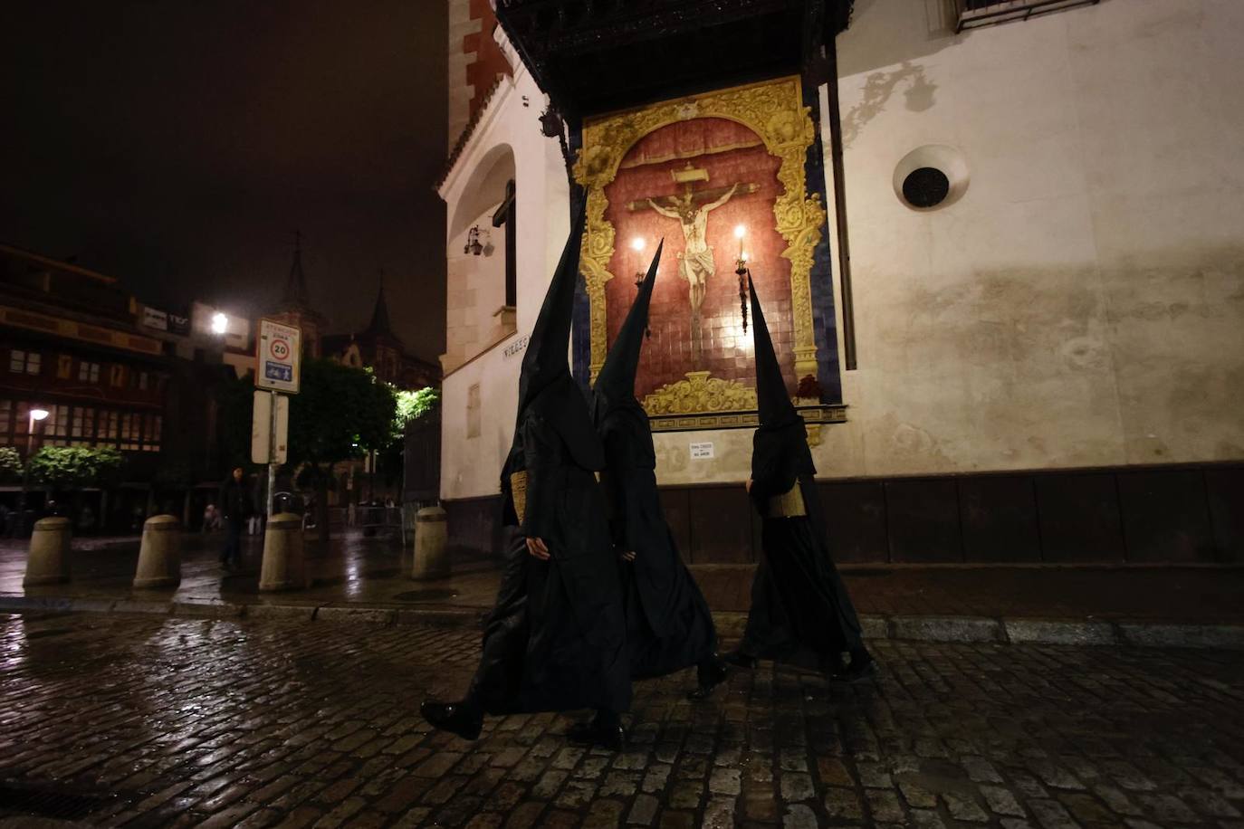 La estación de penitencia de la hermandad del Amor ha sido imposible por la lluvia