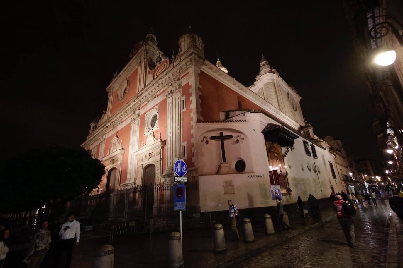 La estación de penitencia de la hermandad del Amor ha sido imposible por la lluvia