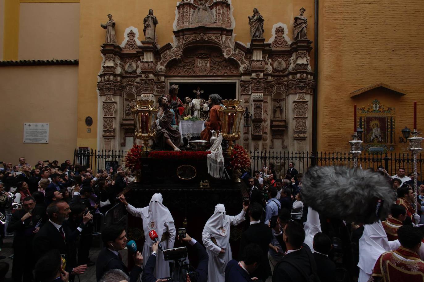 La hermandad de la Cena realiza su estación de penitencia  a la Santa Iglesia Catedral este Domingo de Ramos