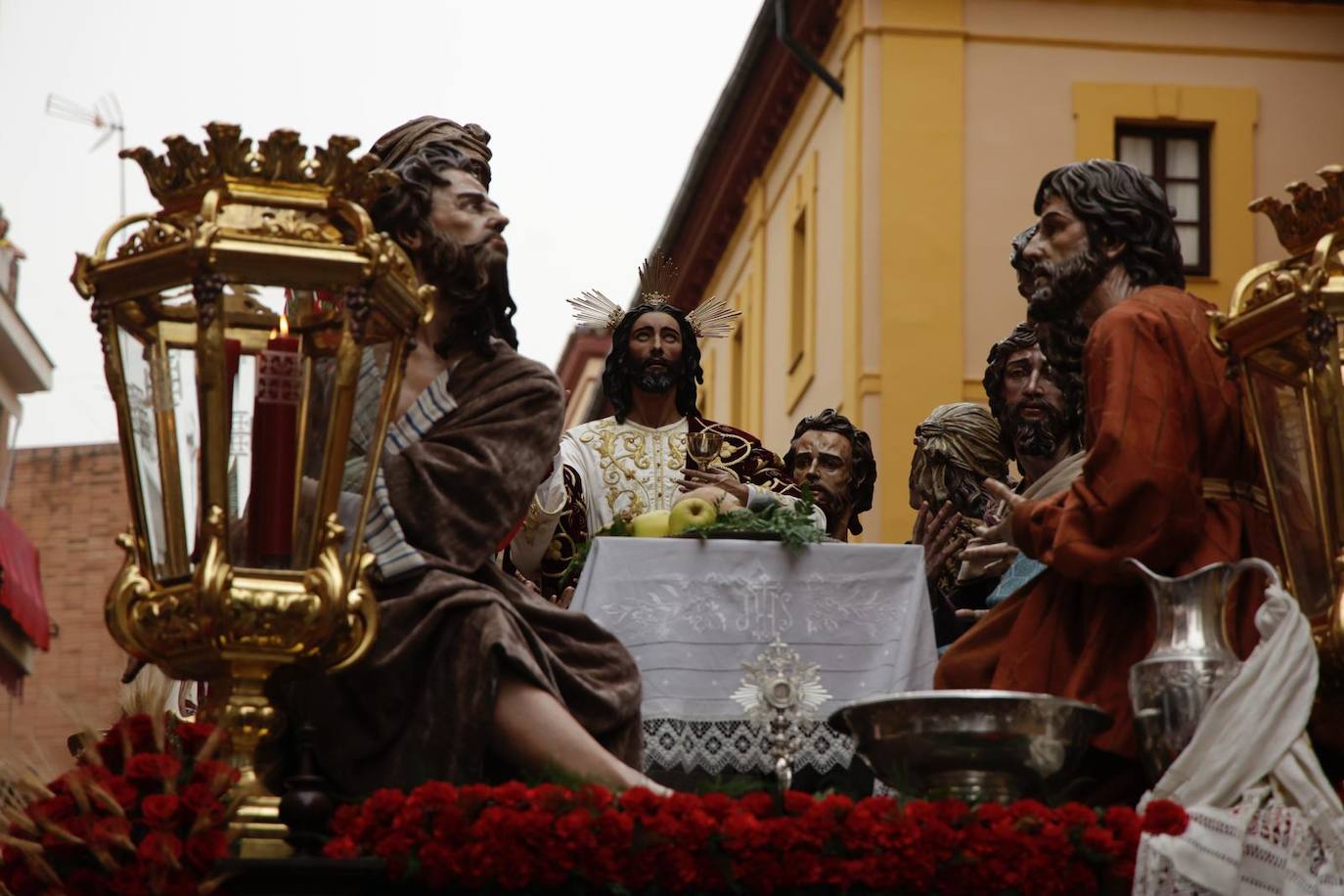 La hermandad de la Cena realiza su estación de penitencia  a la Santa Iglesia Catedral este Domingo de Ramos