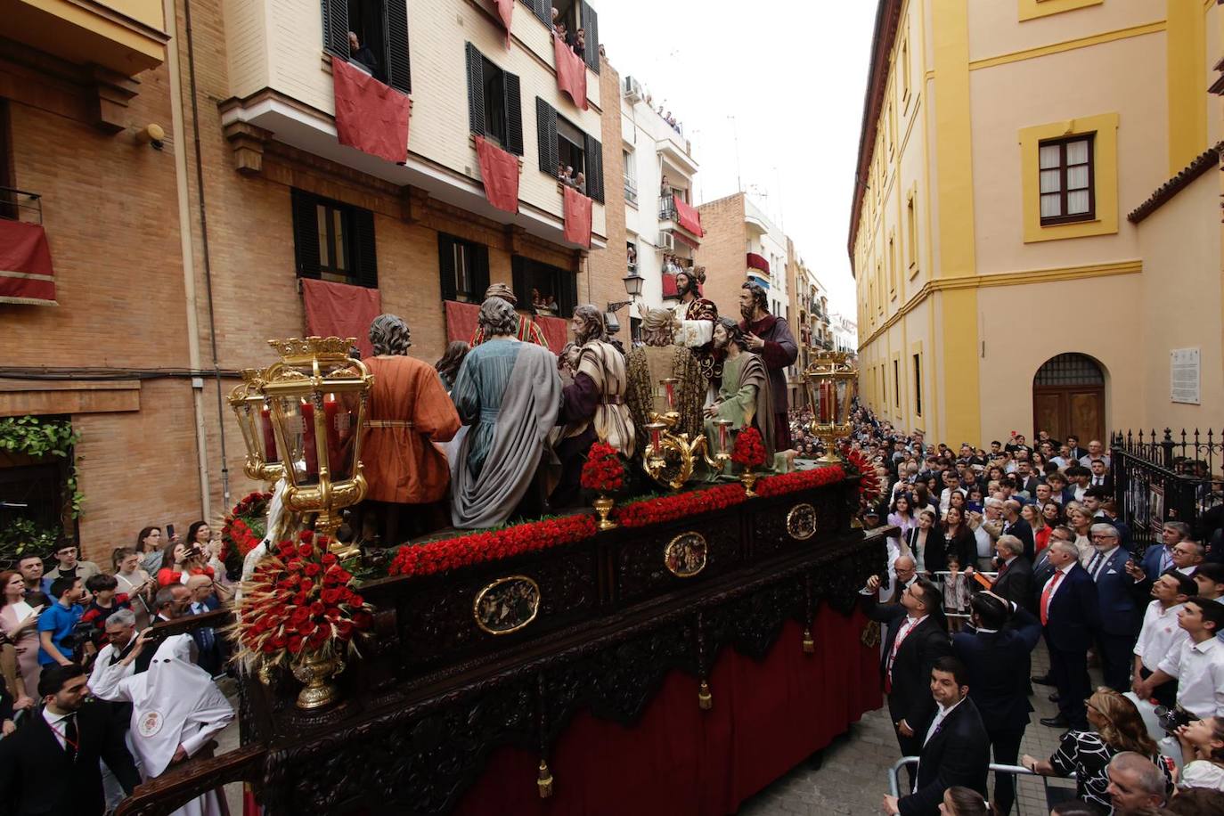 La hermandad de la Cena realiza su estación de penitencia  a la Santa Iglesia Catedral este Domingo de Ramos