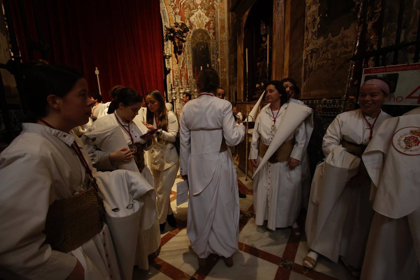 La hermandad de la Cena realiza su estación de penitencia  a la Santa Iglesia Catedral este Domingo de Ramos