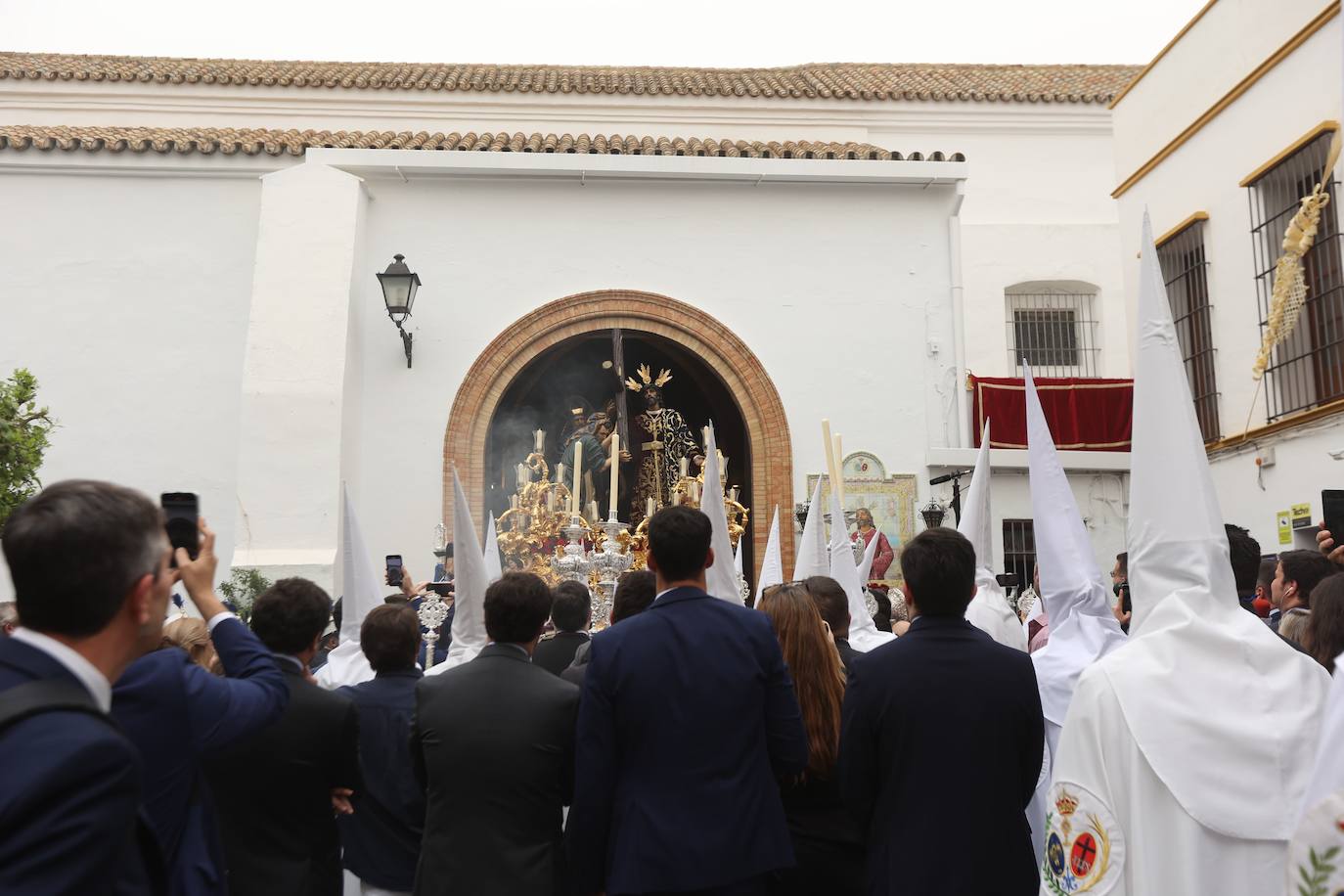 La Paz realiza su estación de penitencia a pesar de la lluvia de barro 