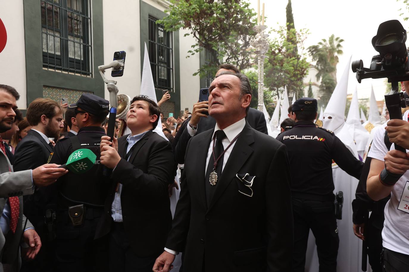 La Paz realiza su estación de penitencia a pesar de la lluvia de barro 