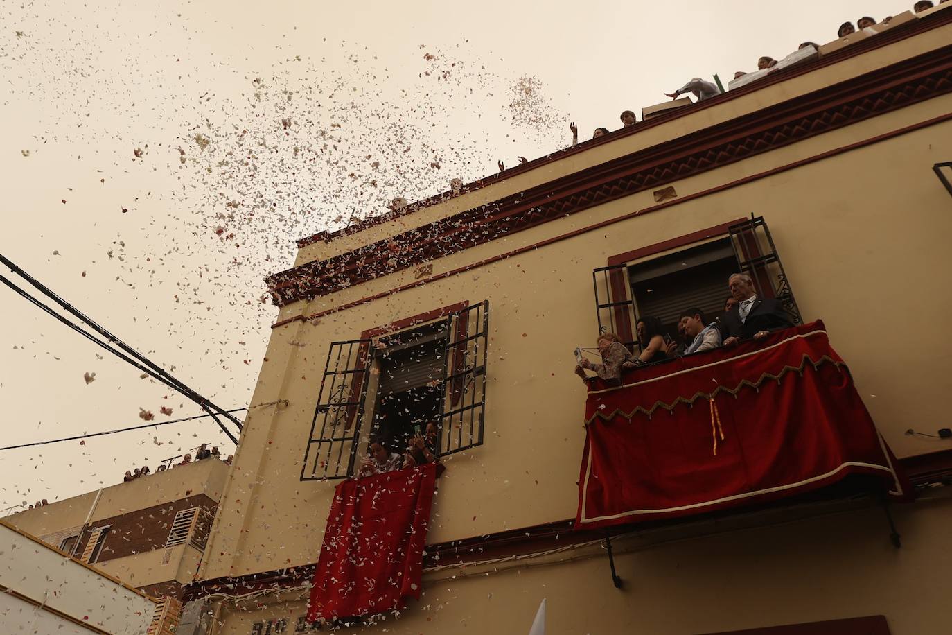 La Paz realiza su estación de penitencia a pesar de la lluvia de barro 