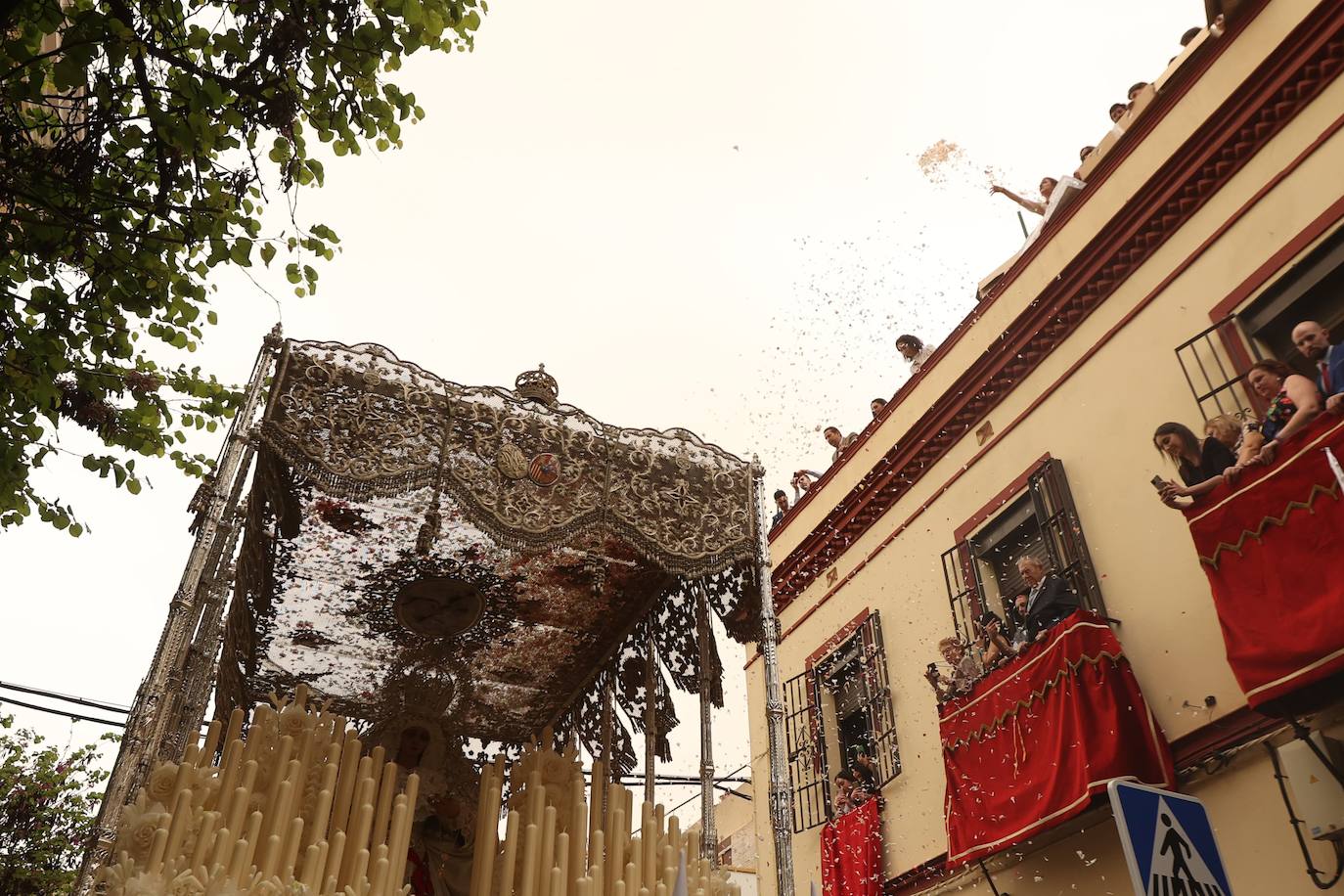 La Paz realiza su estación de penitencia a pesar de la lluvia de barro 