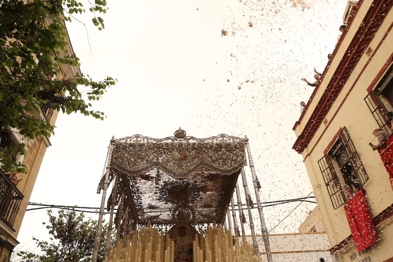 La Paz realiza su estación de penitencia a pesar de la lluvia de barro 