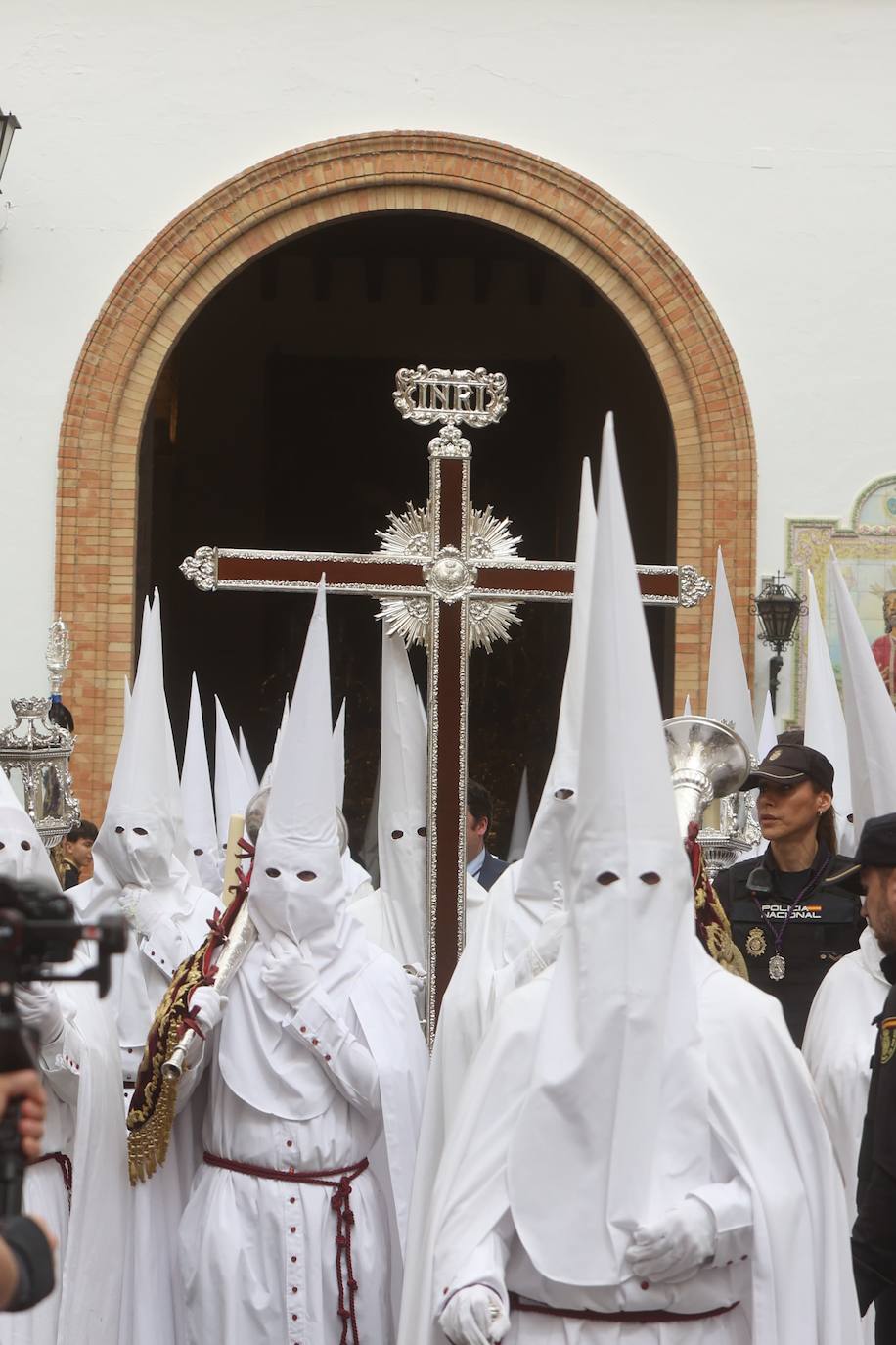 La Paz realiza su estación de penitencia a pesar de la lluvia de barro 