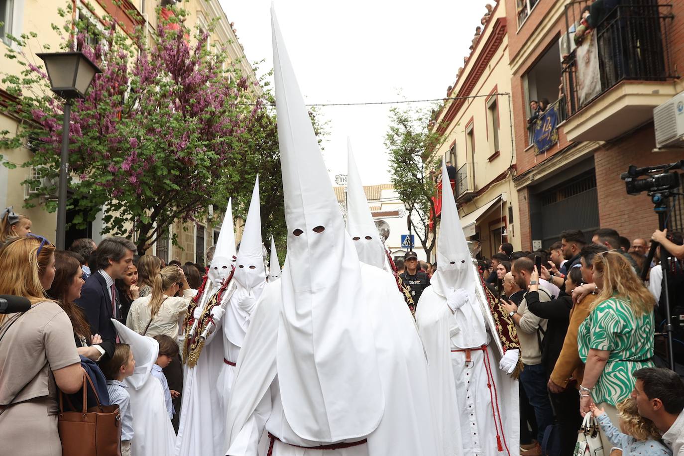 La Paz realiza su estación de penitencia a pesar de la lluvia de barro 