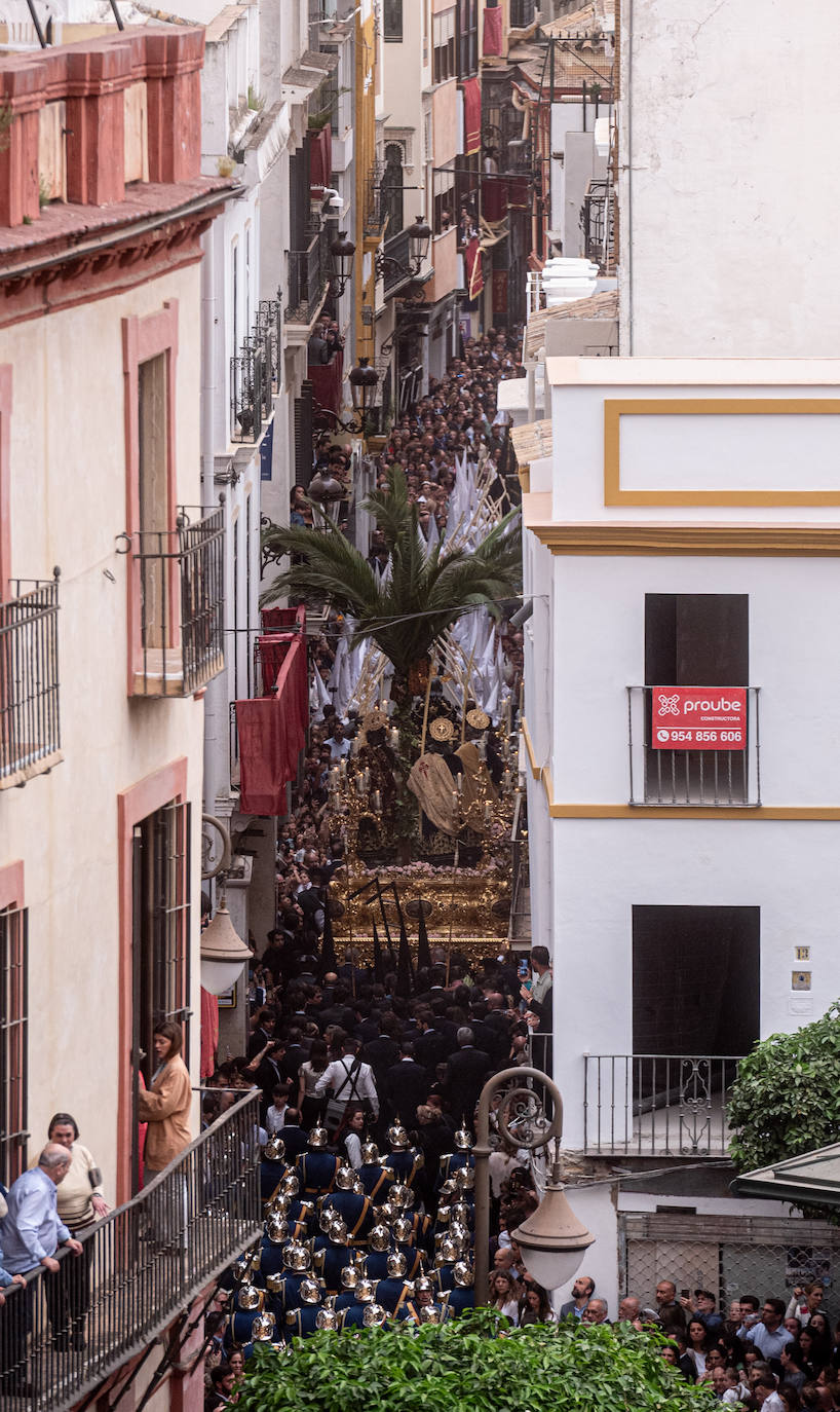 La Borriquita realiza su estación de penitencia este Domingo de Ramos a paso acelerado debido a los partes meteorológicos