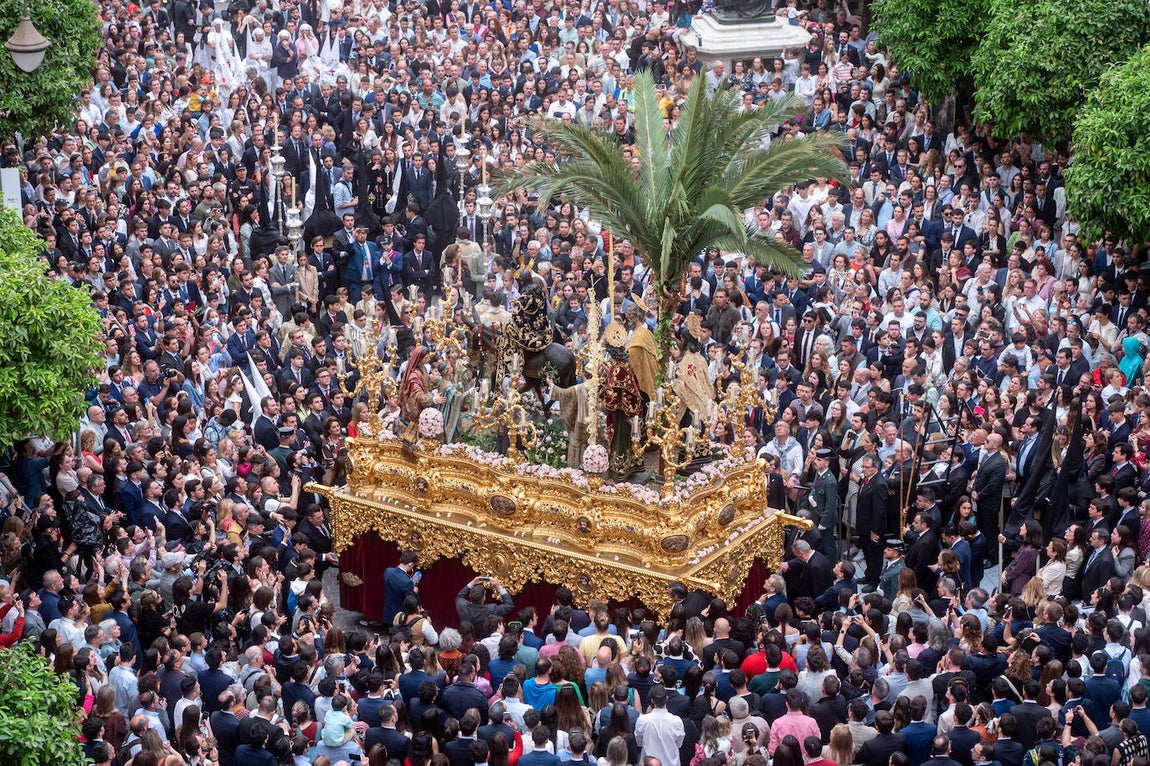 La Borriquita realiza su estación de penitencia este Domingo de Ramos a paso acelerado debido a los partes meteorológicos