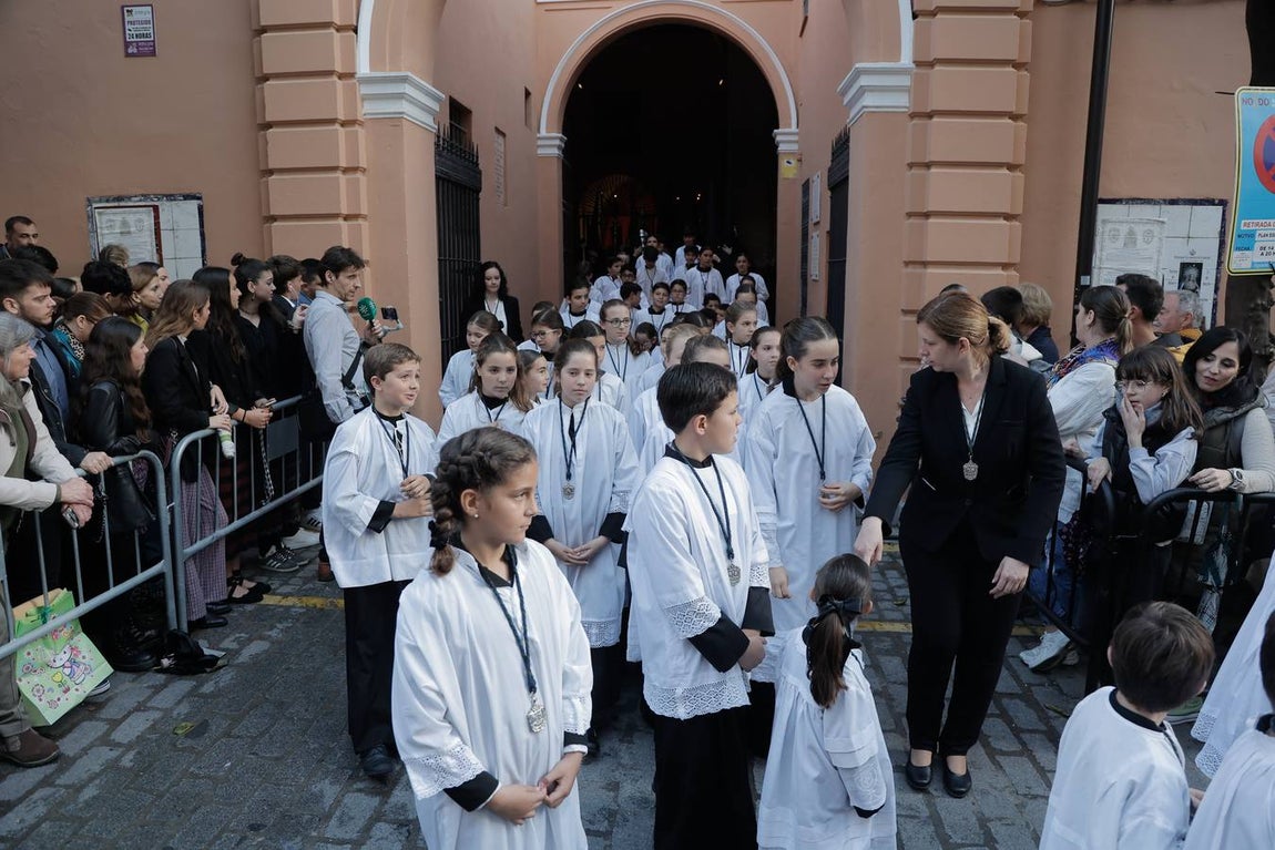 El impresionante paso de Santa Marta, en su salida este Lunes Santo 