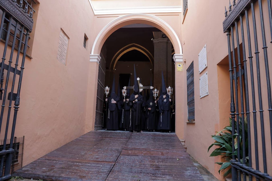 El impresionante paso de Santa Marta, en su salida este Lunes Santo 