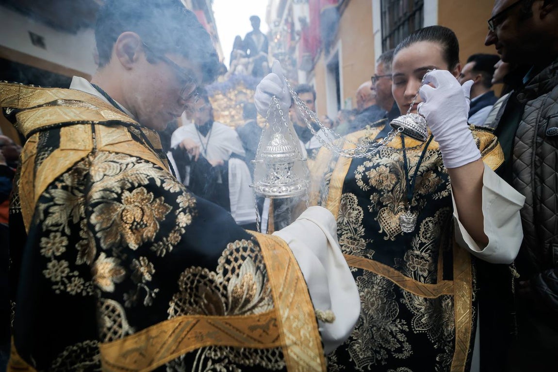 El impresionante paso de Santa Marta, en su salida este Lunes Santo 