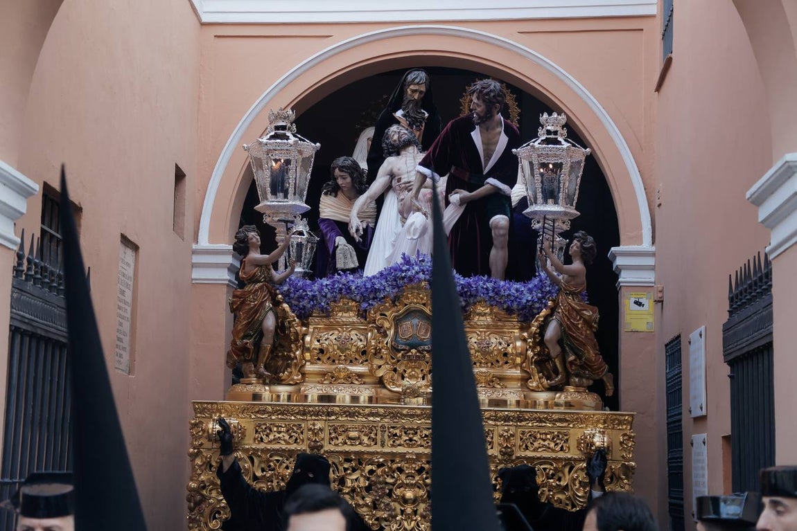 El impresionante paso de Santa Marta, en su salida este Lunes Santo 