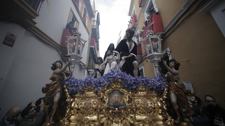 El imponente paso de Santa Marta por las calles de su barrio