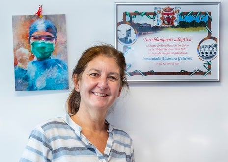 Imagen secundaria 1 - Arriba, Alejandra Morilla, coordinadora de Cuidados, en la puerta de Urgencias del centro de salud; sobre esas líneas, Inmaculada Alcántara, enfermera gestora de casos junto al diploma de «Torreblanqueña adoptiva» que le han concedido los vecinos tras 33 años en el barrio; a la derecha, Margarita Lara, trabajadora social que también hace una labor incansable en coordinación con el centro cívico, asociaciones de vecinos y la Comisión Española de Ayuda al Refugiado (CEAR)