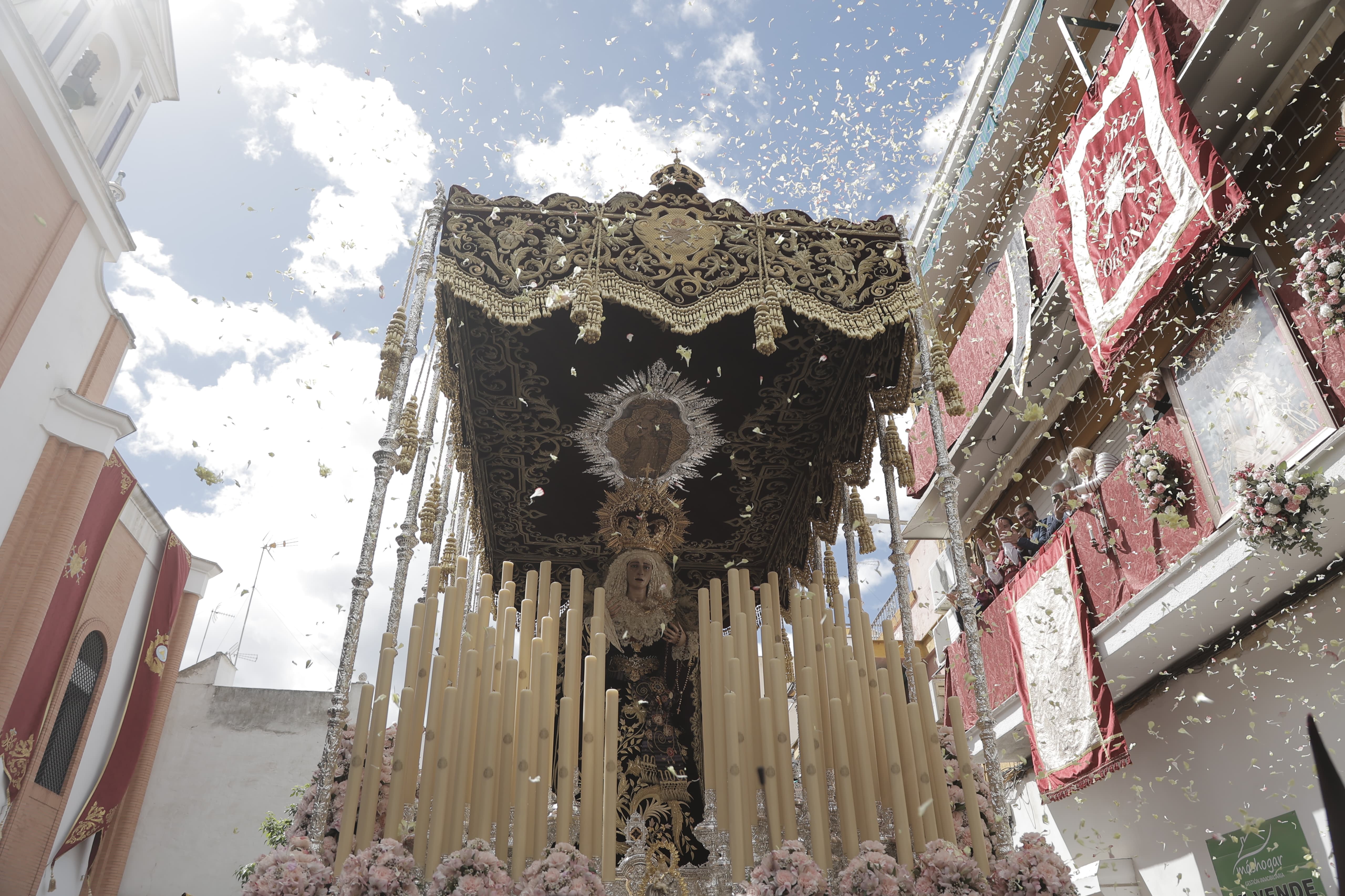 La Virgen de los Dolores del Cerro recibe una lluvia de pétalos al salir de su parroquia en este Martes Santo