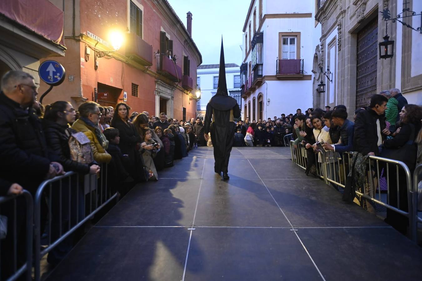 Decepción a las puertas de la parroquia de Santa Cruz, cuya hermandad no realizó estación de penitencia
