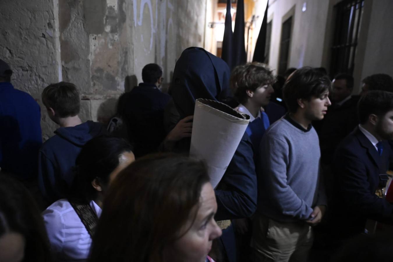 Decepción a las puertas de la parroquia de Santa Cruz, cuya hermandad no realizó estación de penitencia