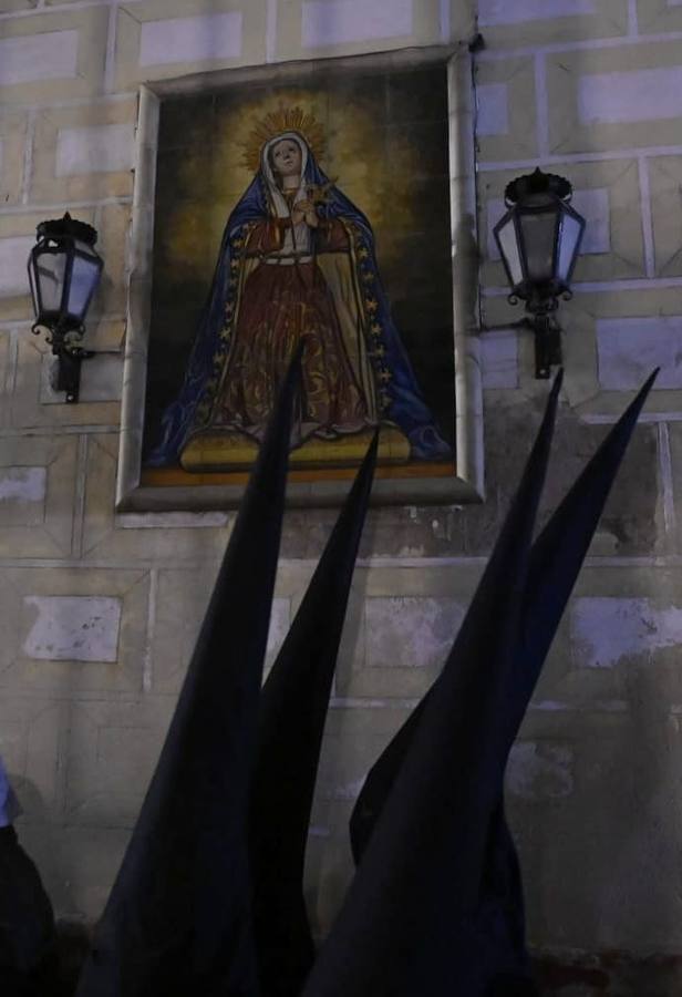 Decepción a las puertas de la parroquia de Santa Cruz, cuya hermandad no realizó estación de penitencia