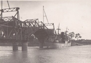 Imagen de 1928 del accidente de un mercante que colisionó contra el Puente de Hierro