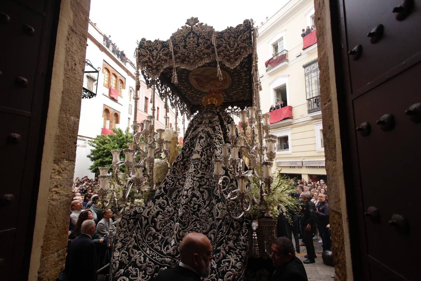 Salida de la hermandad de la Candelaria en la Semana Santa de Sevilla 2024