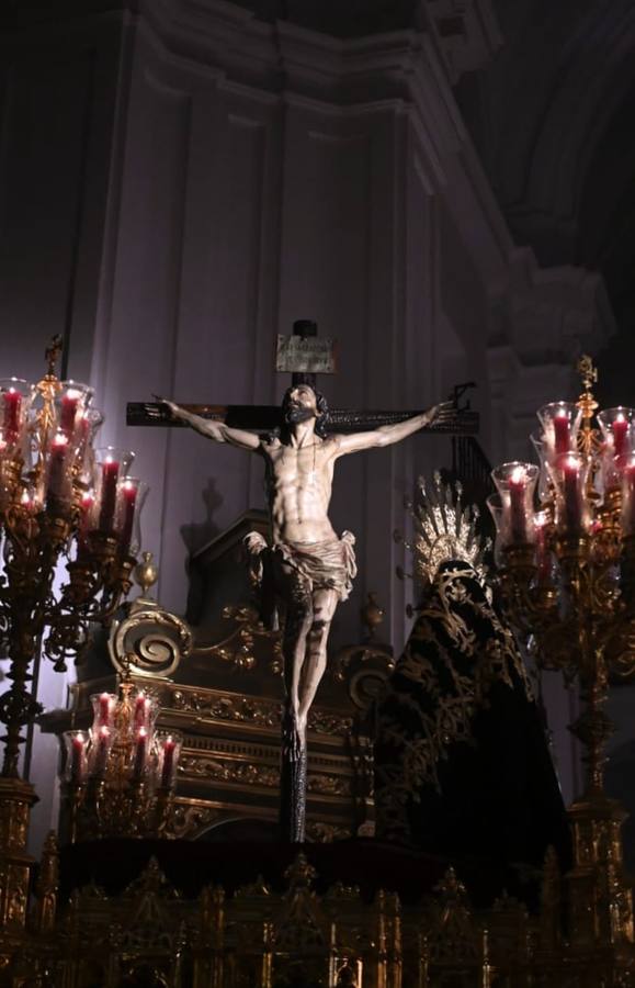 Decepción a las puertas de la parroquia de Santa Cruz, cuya hermandad no realizó estación de penitencia