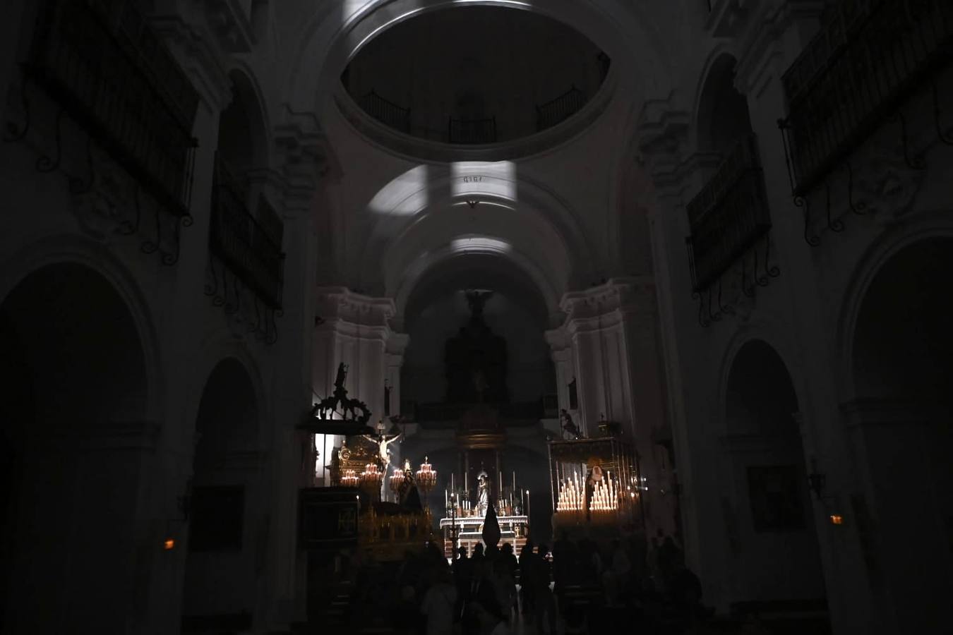 Decepción a las puertas de la parroquia de Santa Cruz, cuya hermandad no realizó estación de penitencia