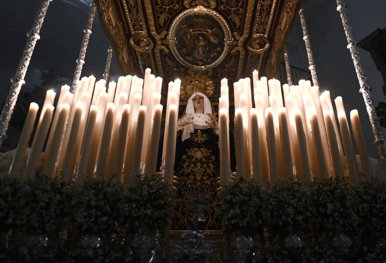 Decepción a las puertas de la parroquia de Santa Cruz, cuya hermandad no realizó estación de penitencia