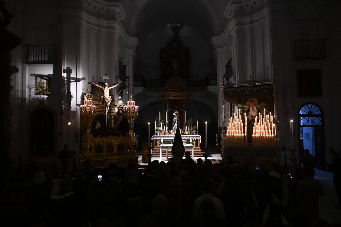 Decepción a las puertas de la parroquia de Santa Cruz, cuya hermandad no realizó estación de penitencia