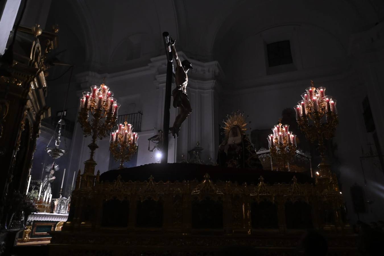 Decepción a las puertas de la parroquia de Santa Cruz, cuya hermandad no realizó estación de penitencia