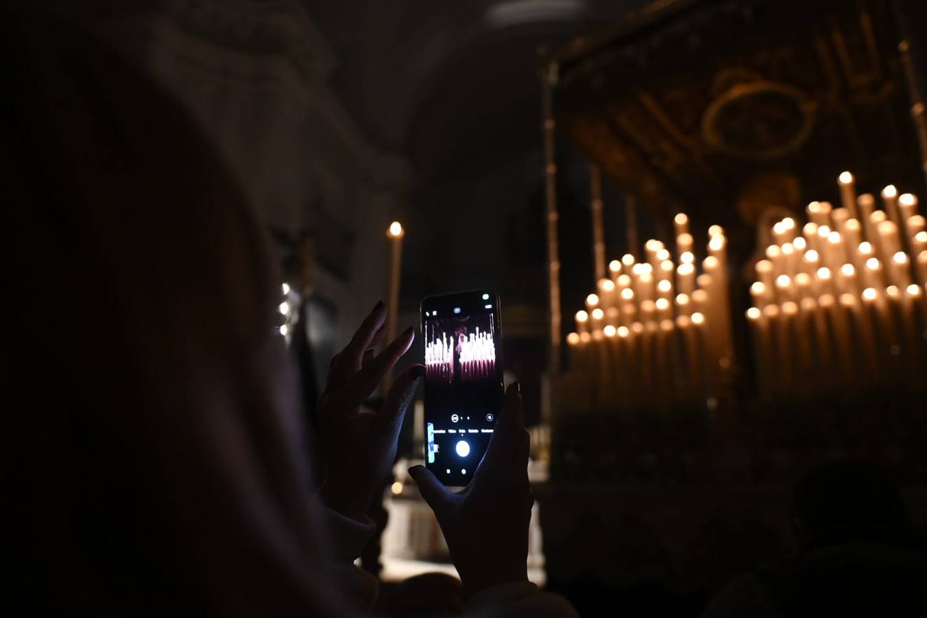 Decepción a las puertas de la parroquia de Santa Cruz, cuya hermandad no realizó estación de penitencia