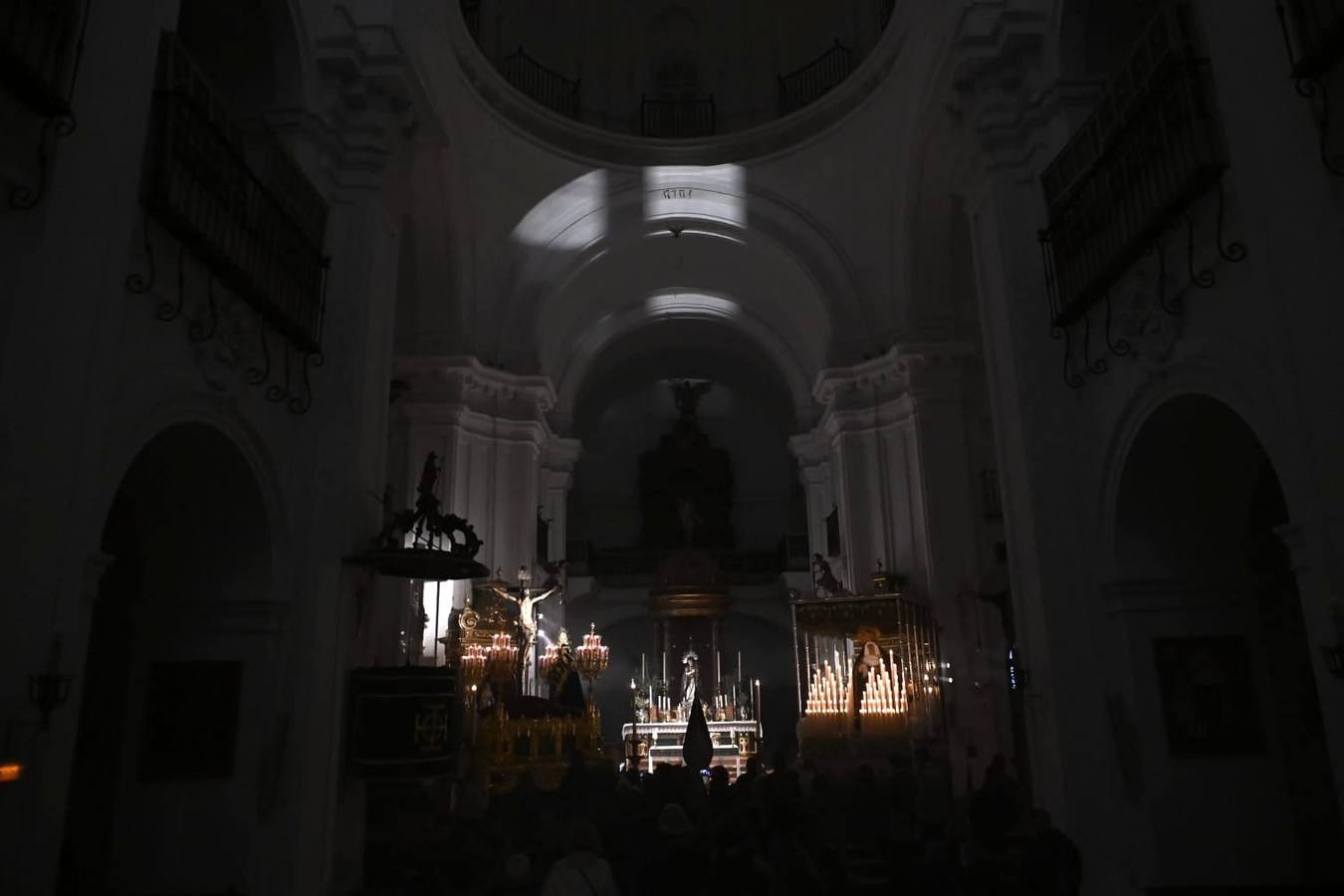 Decepción a las puertas de la parroquia de Santa Cruz, cuya hermandad no realizó estación de penitencia