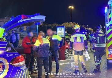 Los servicios de emergencia en la Ronda del Tamarguillo tras el accidente
